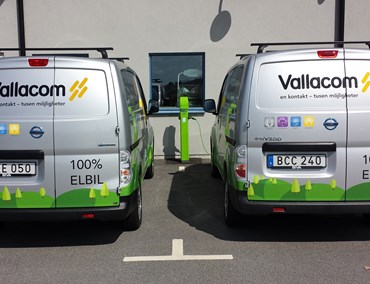 Nu erbjuder Vallacom fri laddning av elbil från egen solcellsanläggning för genomresande.